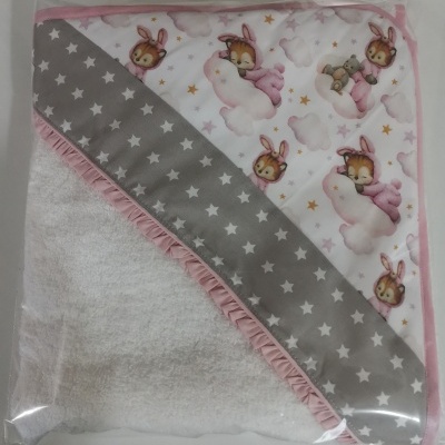 Toalha de bebé branca com detalhes em tecido estampado de coelhinhos e estrelas