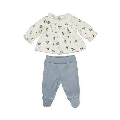 Conjunto de bebé com blusa branca estampada e calças azuis com pé fechado