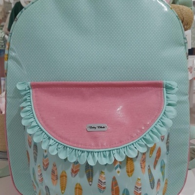 Mochila infantil azul claro com bolso frontal colorido e etiqueta Baby Doll