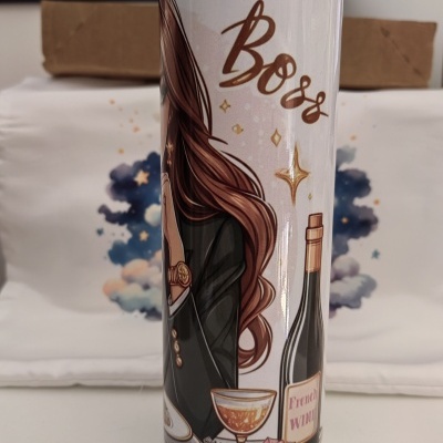 Garrafa térmica decorada com ilustração de mulher, vinho e flores