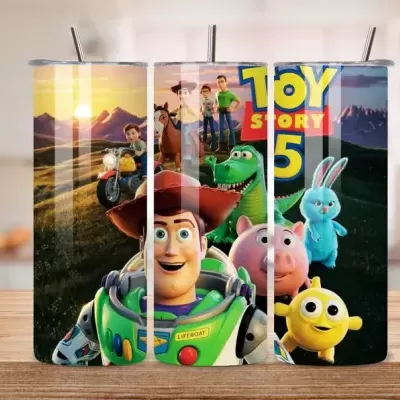 Conjunto de copos metálicos com personagens de Toy Story 5 em fundo natural