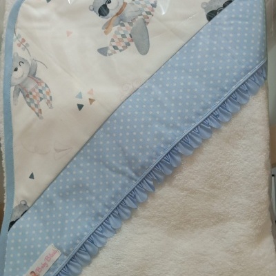 Toalha de banho para bebé com ursinhos e borda azul de bolinhas