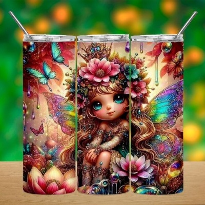 Copos metálicos coloridos com personagem de desenho animado e elementos florais e borboletas