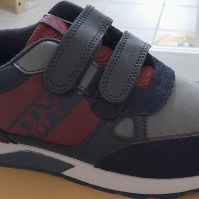 Ténis infantil cinza, azul escuro e vermelho com velcros