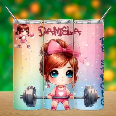 Copo alto com ilustração de menina a levantar pesos e texto DANIELA em cores pastel