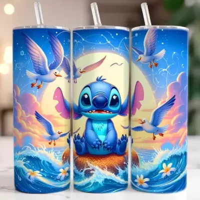 Copos altos com tampa e canudo e decoração do personagem Stitch e gaivotas no mar