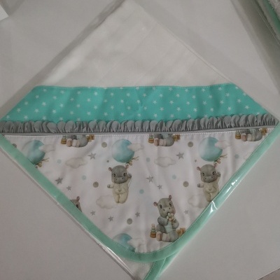 babete triangular branco com borda azul-turquesa e estampa de ursos