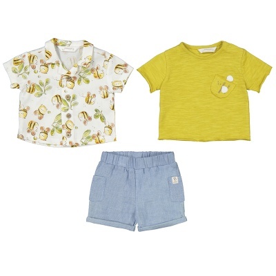 Conjunto infantil com camisa estampada, t-shirt amarela e calções azuis