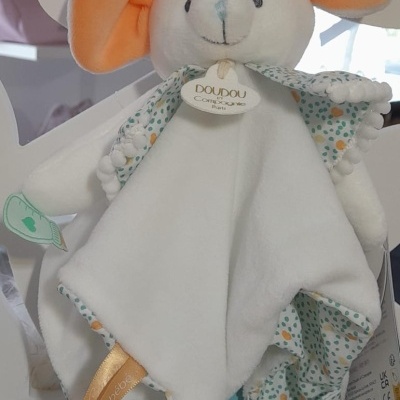 Pelúcia de rato branco com orelhas laranja e tecido estampado colorido