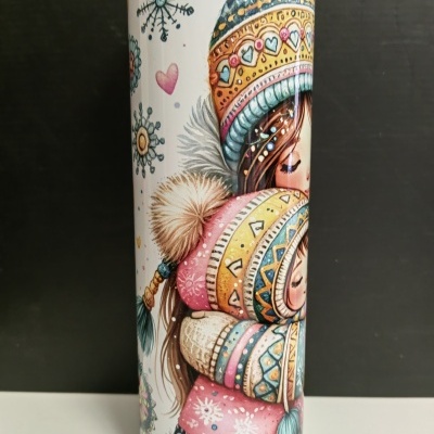 Copo metálico cilíndrico com ilustração de crianças e padrões de inverno