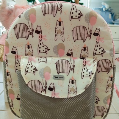 Mochila infantil com padrão de animais e bolso cinza com bolinhas