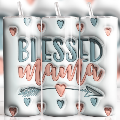 Três copos de metal com tampa e canudo com texto 'BLESSED mama' e corações coloridos.