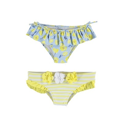 Duas cuecas de banho infantis com padrões coloridos e detalhes em folhos e flores.