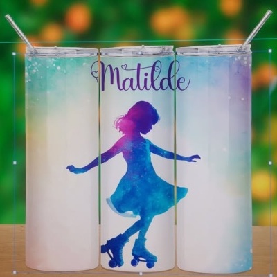 Três copos transparentes altos com figura de menina e texto Matilde