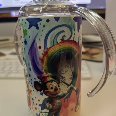 Copo infantil com desenho colorido do Mickey Mouse e arco-íris