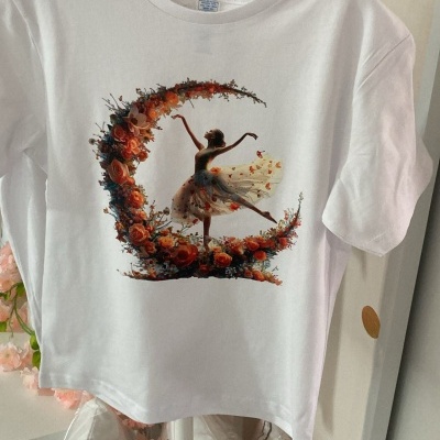 T-shirt branca com estampa de bailarina e flores em forma de lua