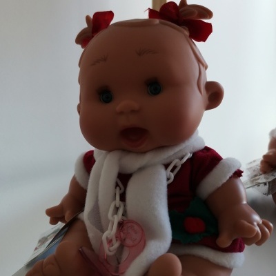 Boneca bebé com roupa vermelha e branca, cachecol branco e chupeta rosa