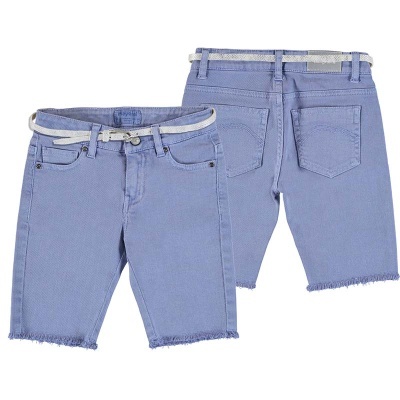 Calções de ganga azul claro com cinto branco e bainha desfiada