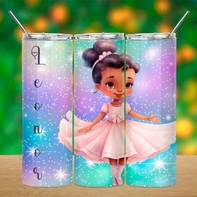 Três copos térmicos metálicos com ilustração de menina de vestido rosa e nome Leonor