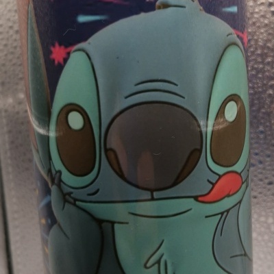 Copo com ilustração do personagem Stitch da Disney em fundo azul escuro.