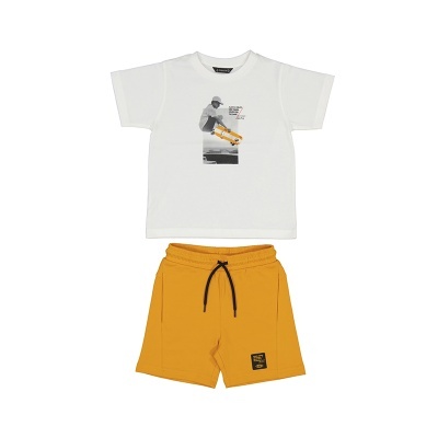 Conjunto infantil t-shirt branca com estampa de skate e calções amarelos com cordão e etiqueta preta