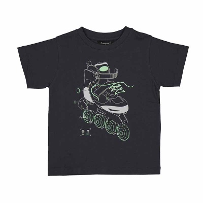 T-shirt preta infantil com estampa de patins inline
