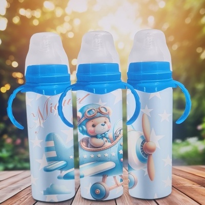 Três biberões azuis com desenho de ursinho piloto e avião