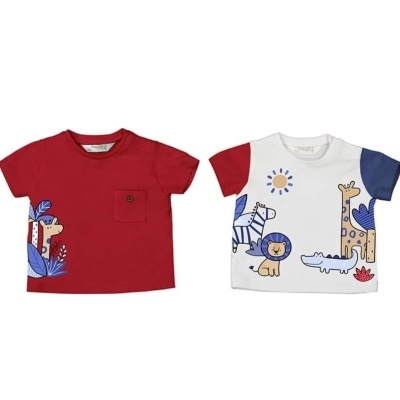 Duas t-shirts infantis coloridas com estampas de animais e bolso