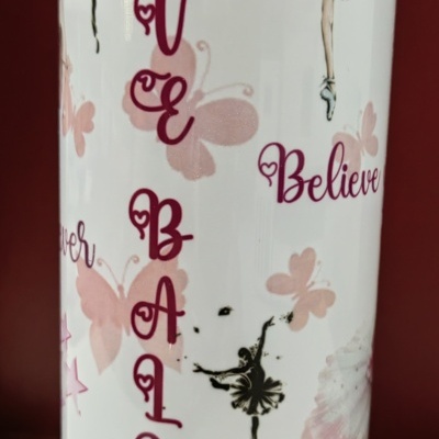 Copo decorado com tema de balé e texto