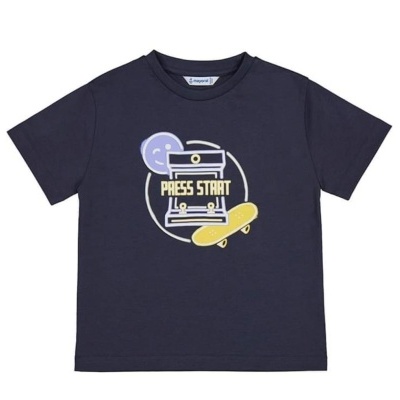 T-shirt infantil azul escura com estampa colorida e texto PRESS START