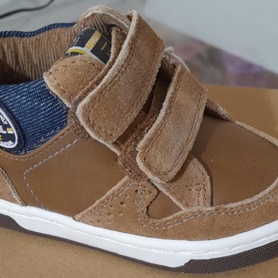 Ténis infantil castanho com velcro e remendo azul