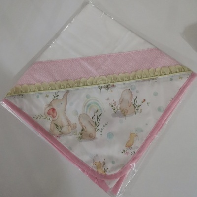 Toalha de banho para bebés com padrão de animais e bordado verde.