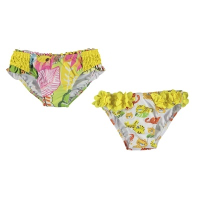 Dois calções de banho infantis coloridos com padrões florais e animais, um com textura franzida amarela e outro com flores 3D amarelas.