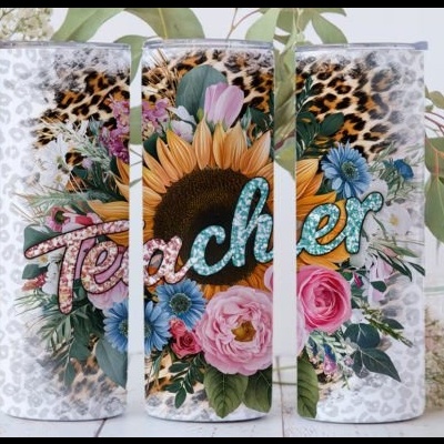 Conjunto de três copos metálicos decorativos com estampas florais, girassol e texto 