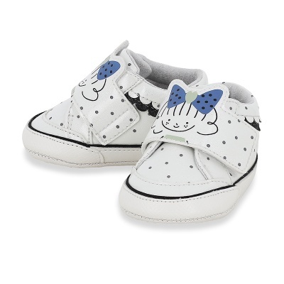 Sapatinhos brancos de bebé com pontos pretos e fecho com rosto de menina e laço azul