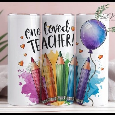 Três copos coloridos com design de lápis, balão e texto para professores