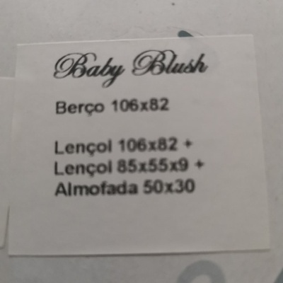 Etiqueta com texto Baby Blush e medidas para berço, lençol e almofada