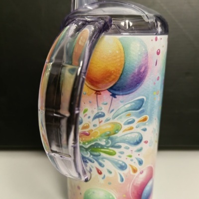 Copo com tampa e canudo decorado com balões coloridos