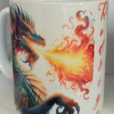 Caneca branca com dragão cuspindo fogo e texto vermelho