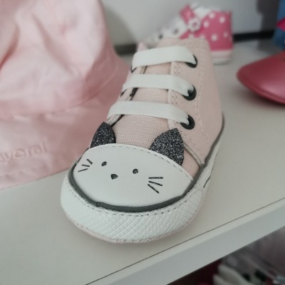 Ténis rosa de criança com detalhe de gato na frente