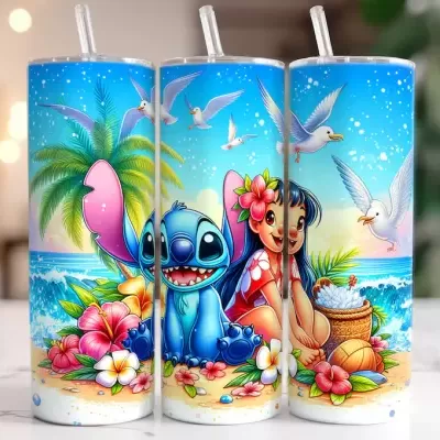 Copos altos de plástico com ilustração colorida de personagens na praia