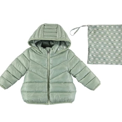 Casaco infantil verde claro acolchoado com capuz e saco de tecido com padrão