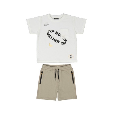 Conjunto de roupa com t-shirt branca estampada e calções bege