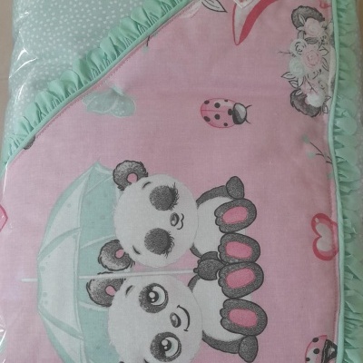 Cobertor de bebé estampado com pandas e guarda-chuva, cores rosa e verde menta.