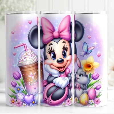 Copos decorativos com desenhos da Minnie Mouse, bebida, coelho e flores coloridas