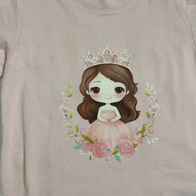 Camisola rosa claro com estampa de menina com coroa e flores