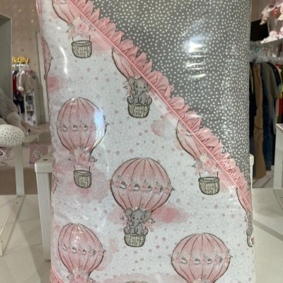 Manta para bebé com balões e elefantes cor-de-rosa e cinzenta