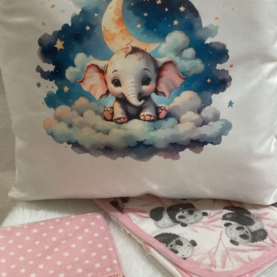 Almofada branca com elefante bebé e mantas com pandas