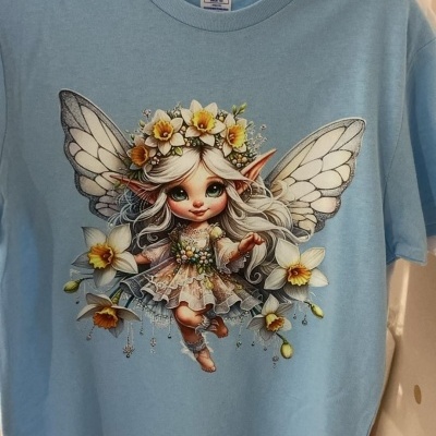 T-shirt azul clara com estampa de fada com asas e coroa de flores