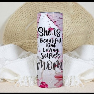 Garrafa decorativa com texto em fundo claro e chapéu rústico atrás